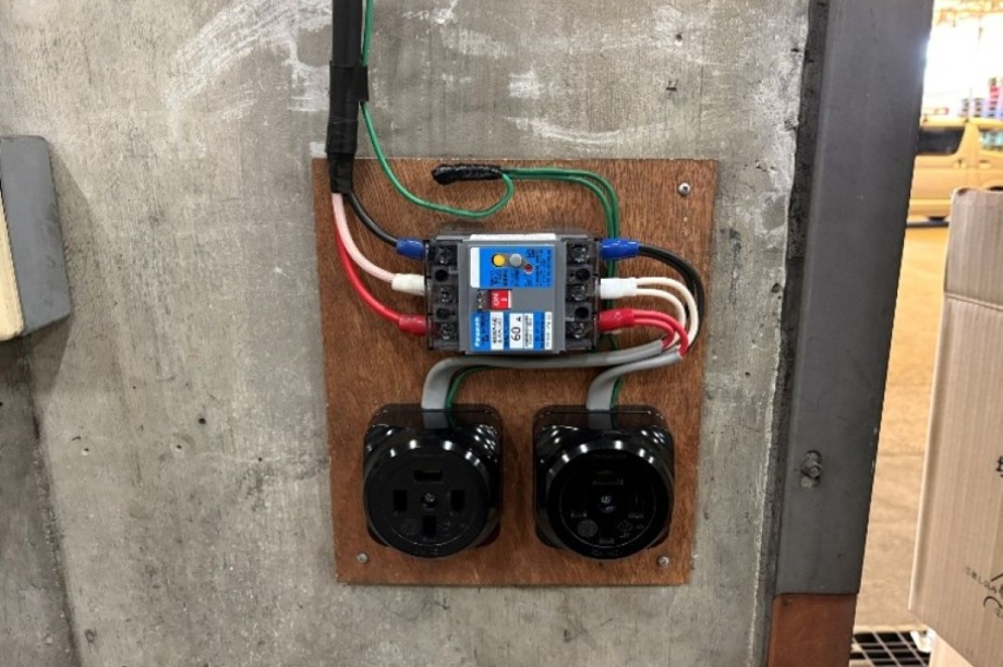 運送会社F様　フォークリフト充電コンセント修理