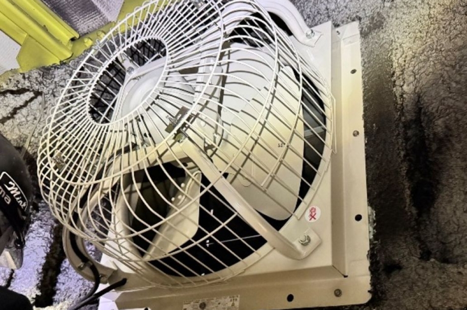 運送会社H様　倉庫天井有圧換気扇取替